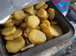 Картофель, испеченный бойцами в хлебопечи блиндажной «Роснар» ХБ-10.